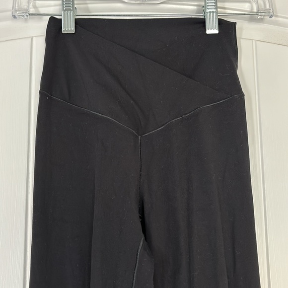 American eagle flare leggings. V shapes waist. - Picture 4 of 9